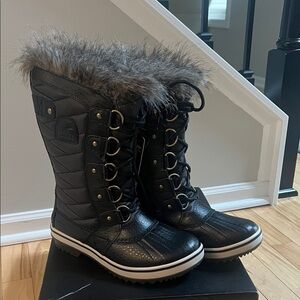 Women’s Sorel Black Fur-Trimmed Tofino II Lace-Up Boots.
